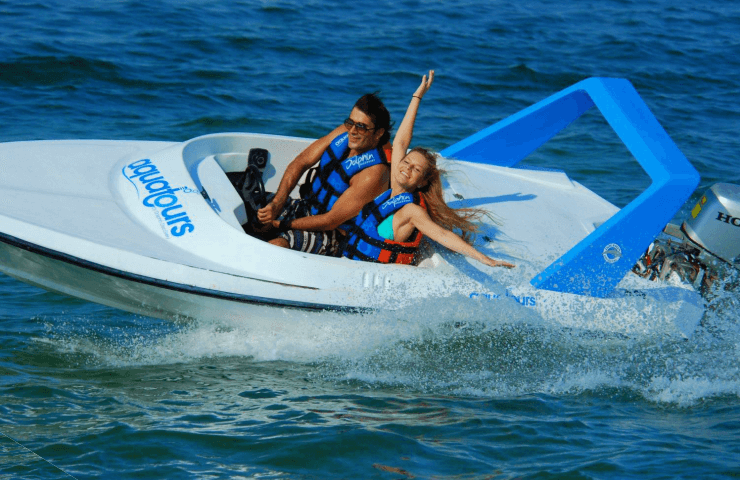 Jungle Tour conduce una lancha rápida